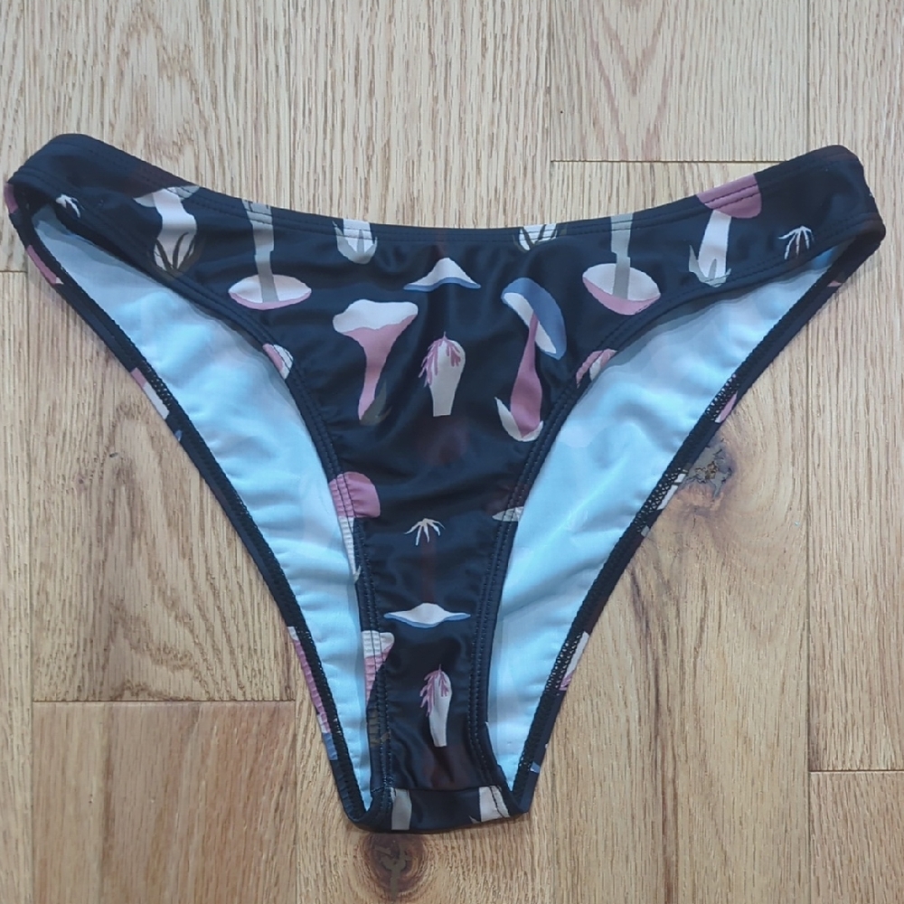 ROMWE. Bikini Bottom with Mushroom Print. Size Large.